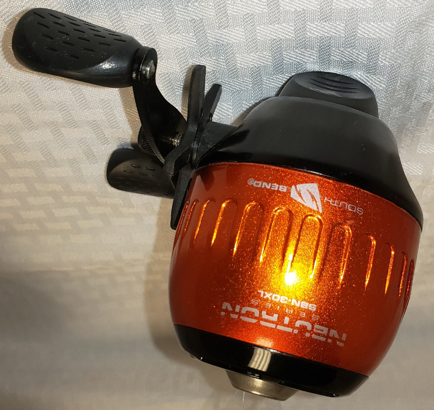 South Bend Neutron Size 30XL Spincast Fishing Reel Prespooled w/14 lb Line