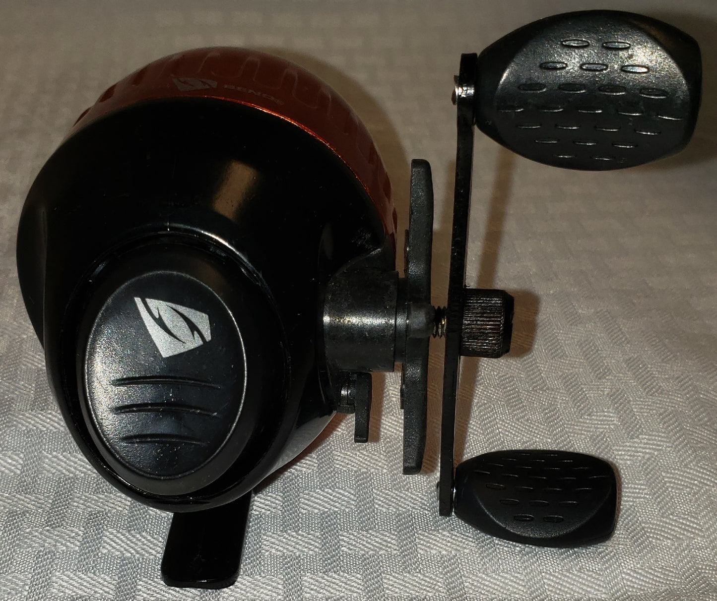 South Bend Neutron Size 30XL Spincast Fishing Reel Prespooled w/14 lb Line